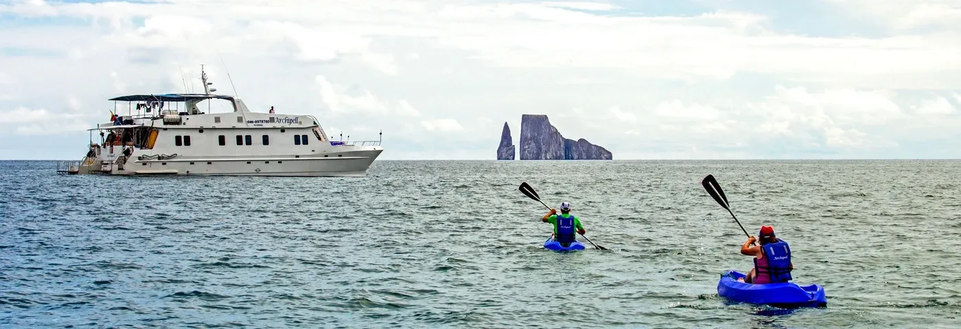 archipel I kayak kicker rock banner