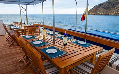 Speisebereich Außen auf dem Galapagos Katamaran Archipel I