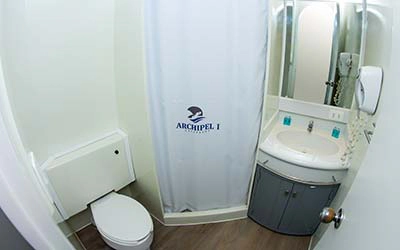 Badezimmer auf dem Galapagos Katamaran Archipel I