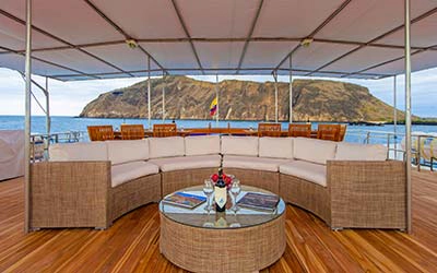 Lounge außen auf dem Galapagos Katamaran Archipel I