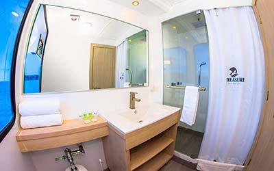 Bad an Bord der Treasure of Galapagos