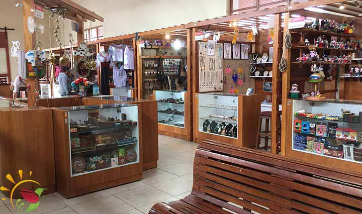 Schmuckstände in der Bahnhofshalle von Riobamba