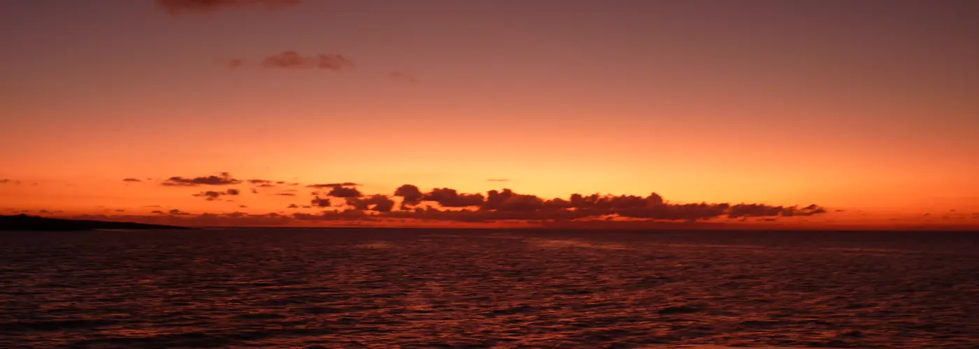 Galápagos beste Reisezeit – Sonnenuntergang über dem Pazifik von Solecu Tours