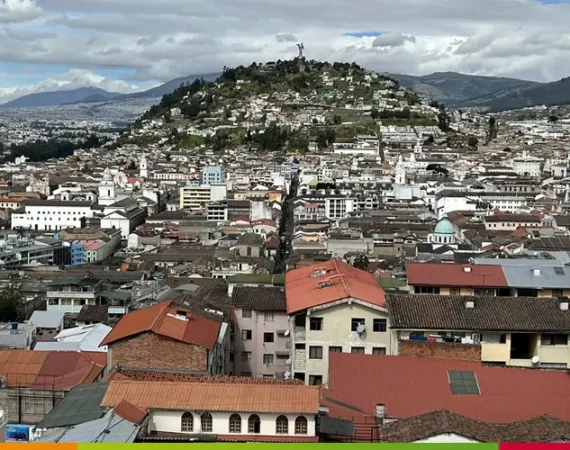 Panoramablick von der Basilika del Voto Nacional auf den Süden Quitos mit El Panecillo im Hintergrund.