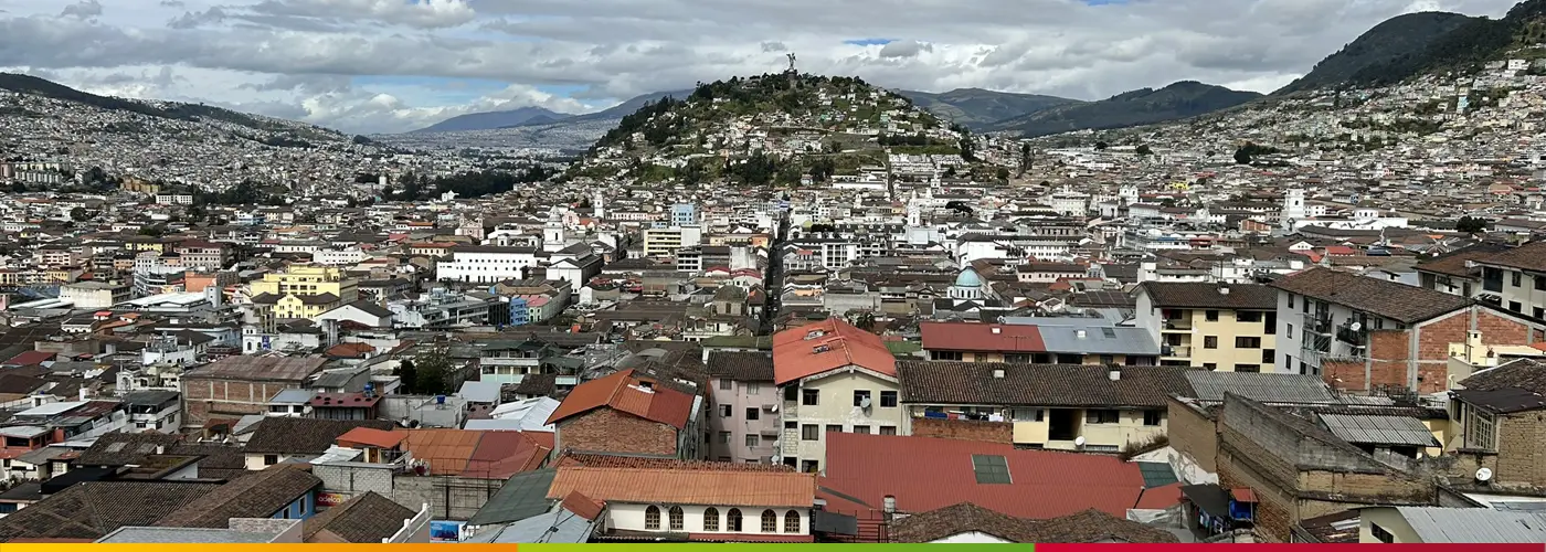 Panoramablick von der Basilika del Voto Nacional auf den Süden Quitos mit El Panecillo im Hintergrund.