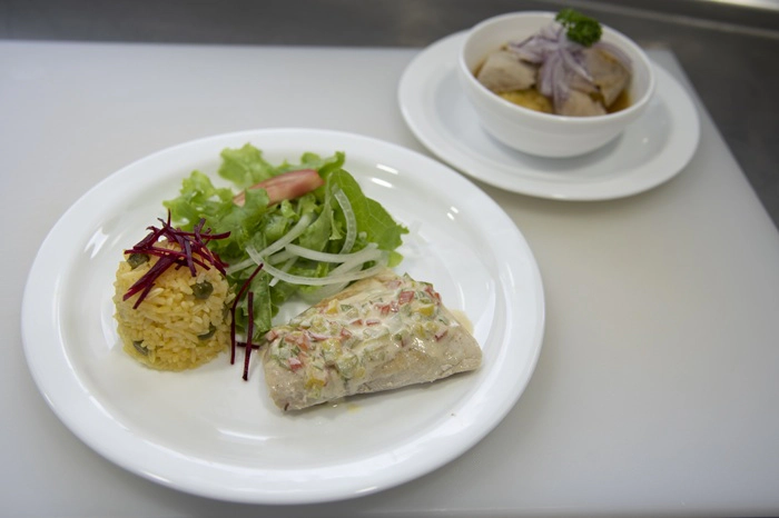 Speisen auf der Motoryacht Bonita