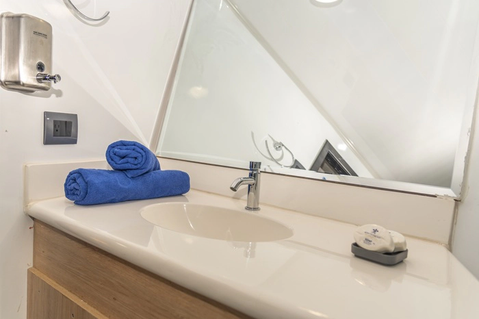 Waschbecken im BAdezimmer einer Kabine der Galapagos Motoryacht Bonita