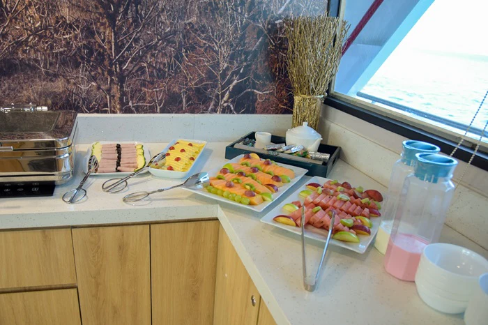 Frühstücksbuffet auf der Galapagos Motoryacht Bonita