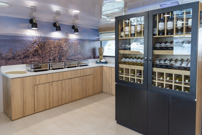 Buffetbereich der Galapagos Motoryacht Bonita