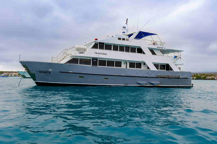 Seitenansicht der Galapagos Motoryacht Bonita