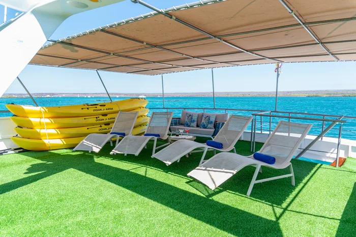 Sonnendeck mit Leigestühlen auf der Galapagos Motoryacht Bonita