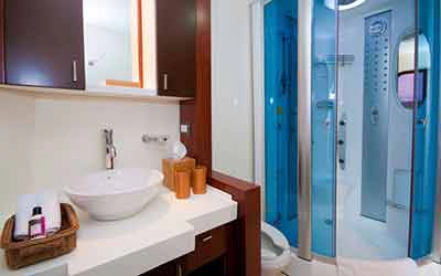 Badezimmer auf dem Erste Klasse Galapagos Katamaran Cormorant