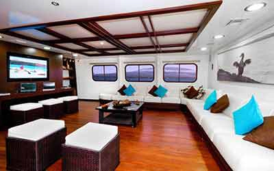 Lounge auf dem Erste Klasse Galapagos Katamaran Cormorant