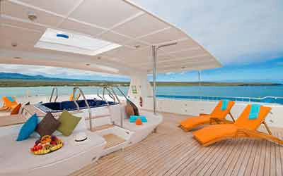 Oberdeck auf dem Erste Klasse Galapagos Katamaran Cormorant