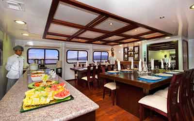 Speisesaal des Katamarans Cormorant