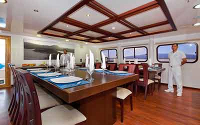 Speisesaal auf dem Erste Klasse Galapagos Katamaran Cormorant