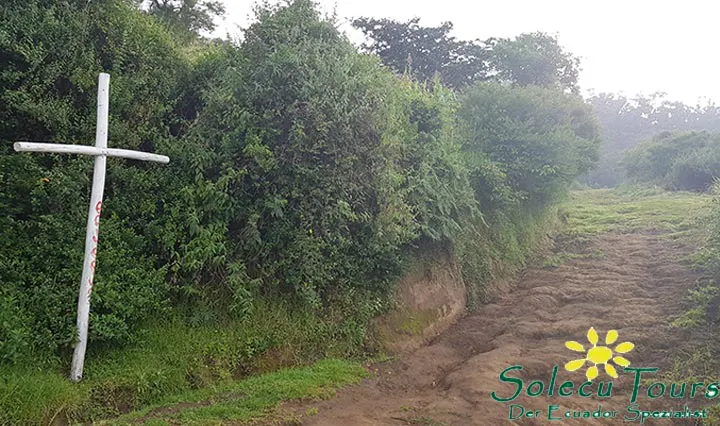 14 weiße Kreuze am Wegrand beim Besteigen vom Vulkan Ilaló nahe Quito