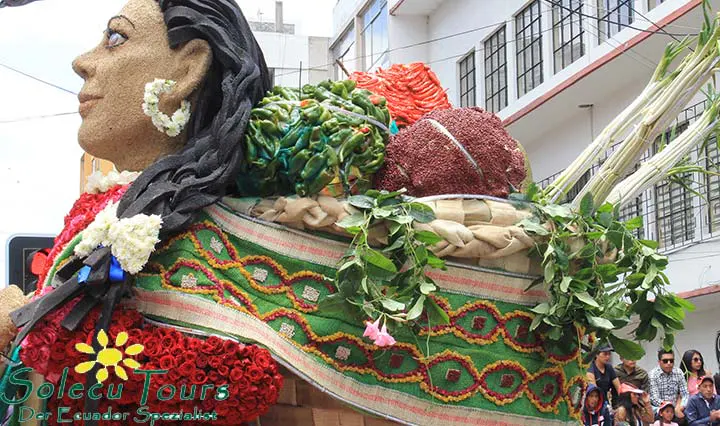 Karneval-Umzugswagen auf Früchten und Blumen in Ambato