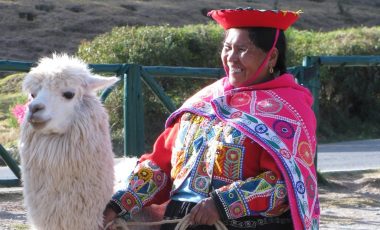 Indigene-mit-Lama
