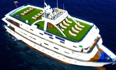 yacht-solaris-von-oben-galapagos.webp yacht-solaris-von-oben-galapagos.webp