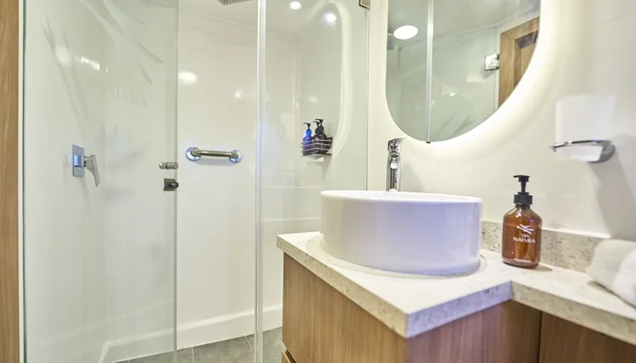 Badezimmer einer Kabine der Yacht Monserrat