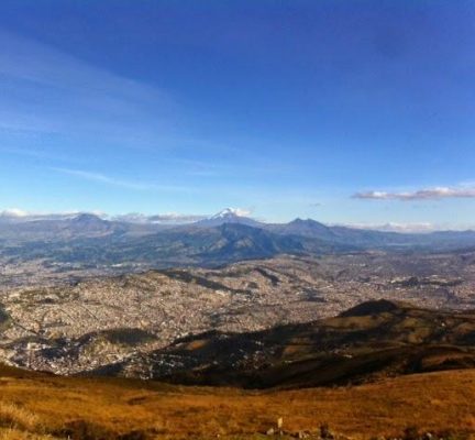 Aublick auf Quito und die umliegende Vulkankette
