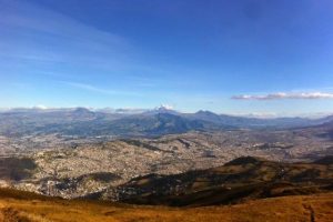 Aublick auf Quito und die umliegende Vulkankette - Ecuador Kombinationsreisen