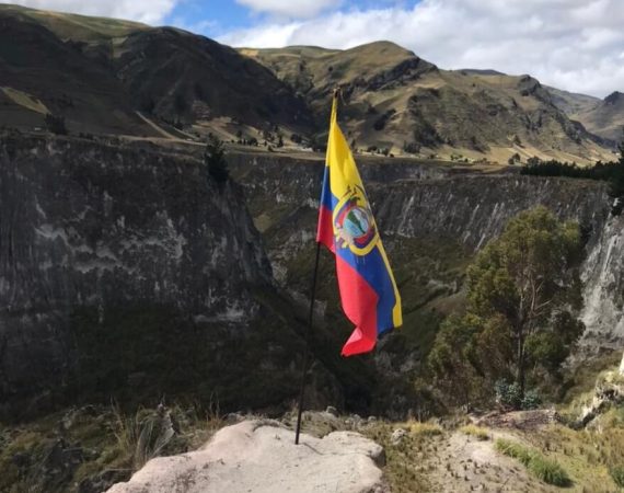 Ecuador Flagge an der Toachi Schlucht