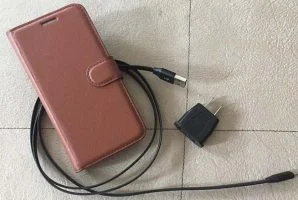 Handy mit Adapter und Ladekabel