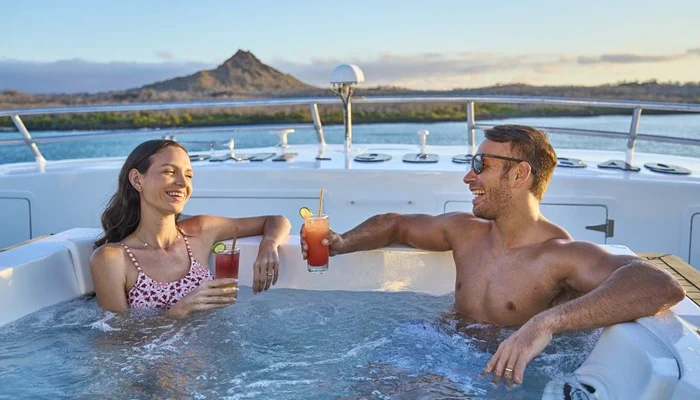 ein Paar im Jacuzzi auf dem Sonnendeck der Yacht Monserrat