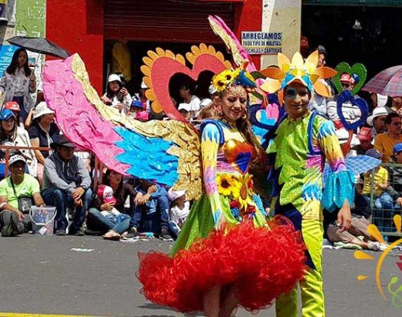 Kostüme am ecuadorisnischen Karneval in Ambato