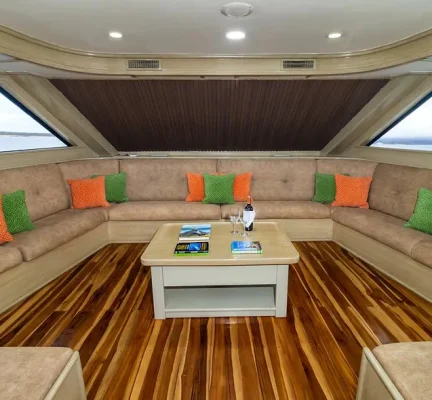 gemütliche Lounge der Motoryacht Letty