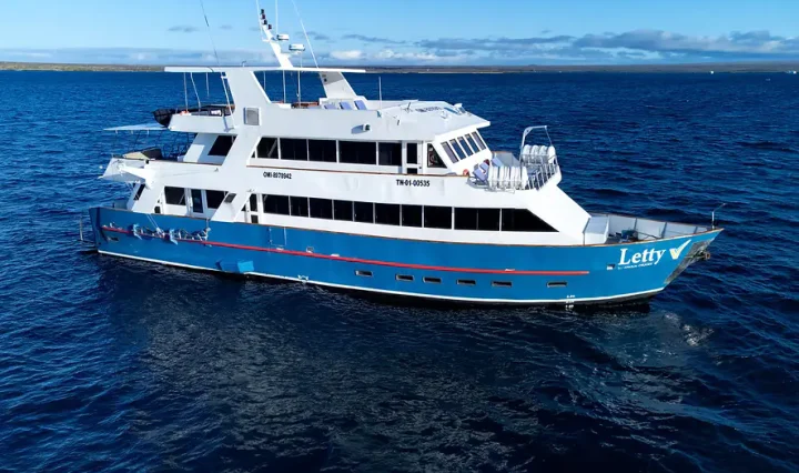 Yacht Letty von der Seite