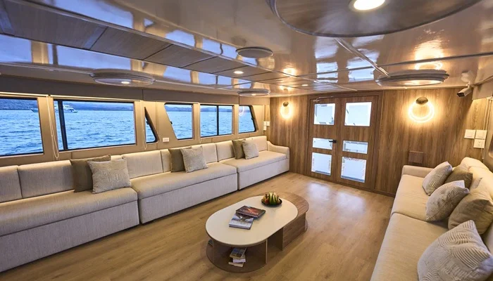 Lounge innen der Yacht Monserrat