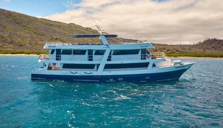 Monserrat-Seitenansicht Monserrat Yacht von der Seite