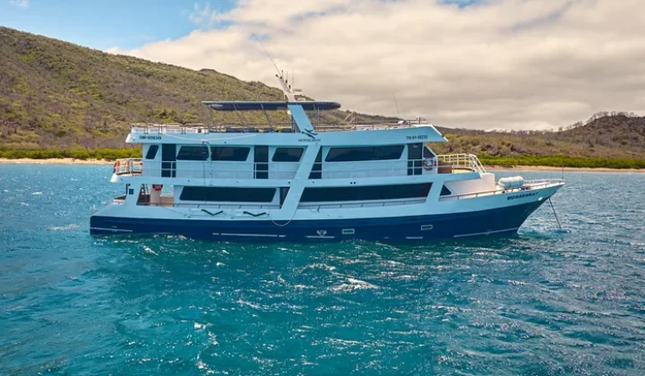 Monserrat-Seitenansicht Monserrat Yacht von der Seite