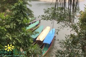 bunte Boote auf den Rio Napo bei Misahualli
