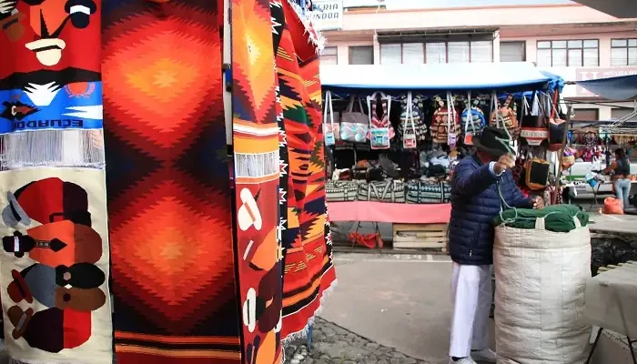 Stand mit Decken auf dem Markt von Otavalo
