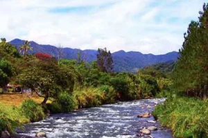 Fluss durch Panamas Hochland Individualreisen Panama