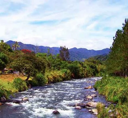 Fluss durch Panamas Hochland Individualreisen Panama