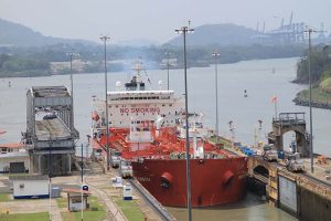 Frachtschiff im Panamakanal