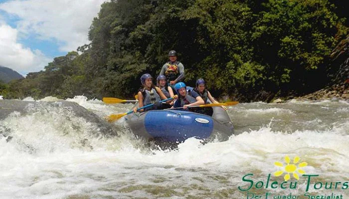 Rafting auf einem Fluss bei Baños