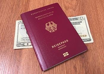 Dollarscheine und Reisepass