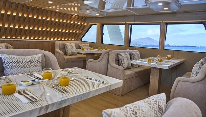 Restaurantbereich innen der Yacht Monserrat