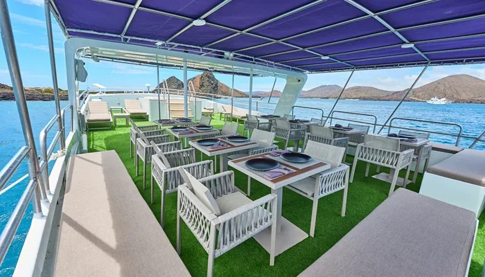 offener Restaurantbereich der Yacht Monserrat