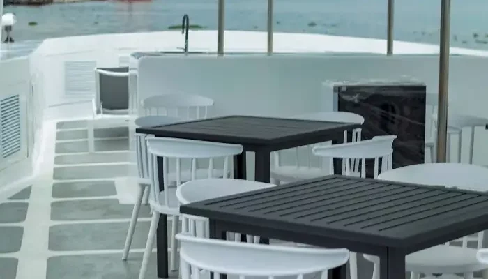 Tische und Stühle auf Sonnen deck der Estrella del Mar