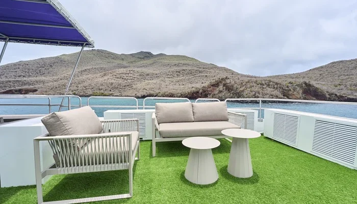 Sonnendeck der Yacht Monserrat mit Sitzgelegenheiten