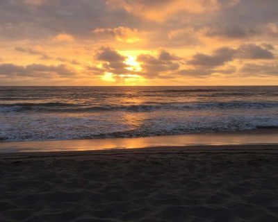 Sonnenuntergang über dem Pazifik am Strand von Puerto Lopez in Ecuador