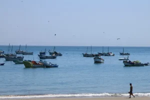 Boote an der Küste von Mancora