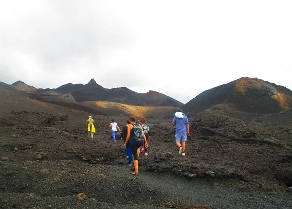 Wanderung durch die Landschaft um den Vulkan Sierra Negra